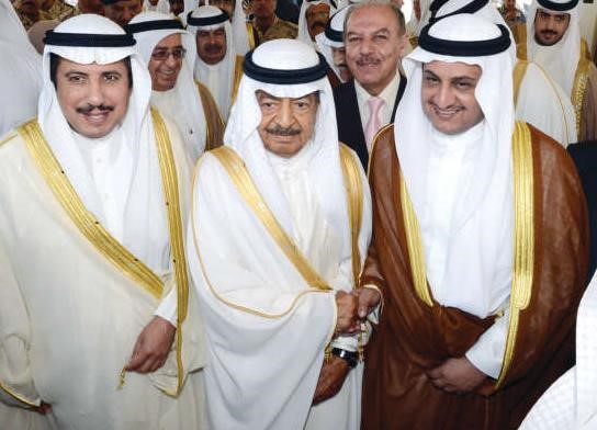 رئيس الوزراء البحريني الامير خليفة بن سلمان والسفير الشيخ عزام الصباح ولؤي الخرافي خلال وضع حجر الاساس لمركز محمد بن خليفة التخصصي للقلب 