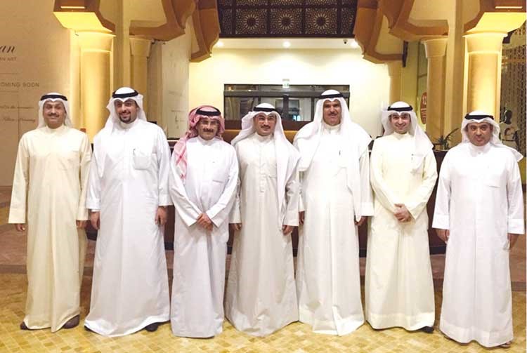 الشيخ سلمان الحمود والمستشارناصر الغانمو الشيخ مبارك الدعيج يتوسطون الحضور﻿