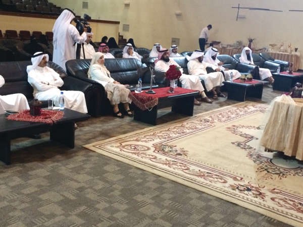 د فاطمة الملا متوسطة الحضور خلال المحاضرة