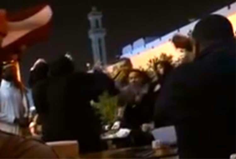 بالفيديو.. هوشة حريم بـ"دلة القهوة" بعدما نظرت امرأة لزوج الاخرى في مقهى