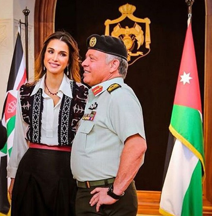 بالصور.. الملكة رانيا ترتدي تنورة عمرها 14 عاماً وتنشر هدية الملك في ذكرى زواجها