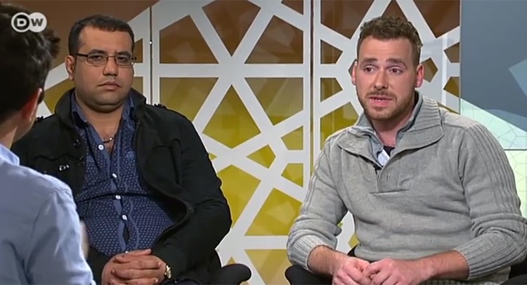 بالفيديو.. شاب ألماني يبكي تأثراً وهو يتحدث عن اعتناقه للإسلام