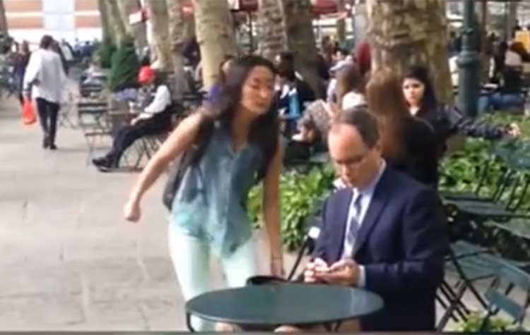 بالفيديو.. عندما تتحرش النساء بالرجال بكلمات بذيئة.. شاهد ماذا كانت النتيجة؟