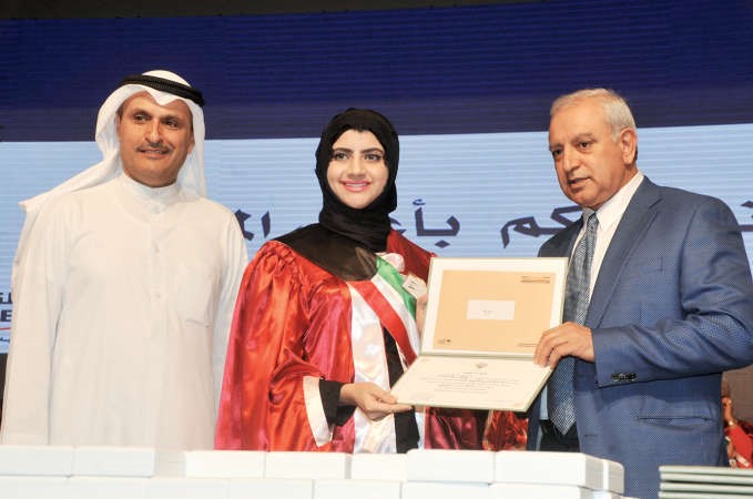 د بدر العيسى وعصام الصقر يكرمان الطالبة مريم جمال جودة﻿