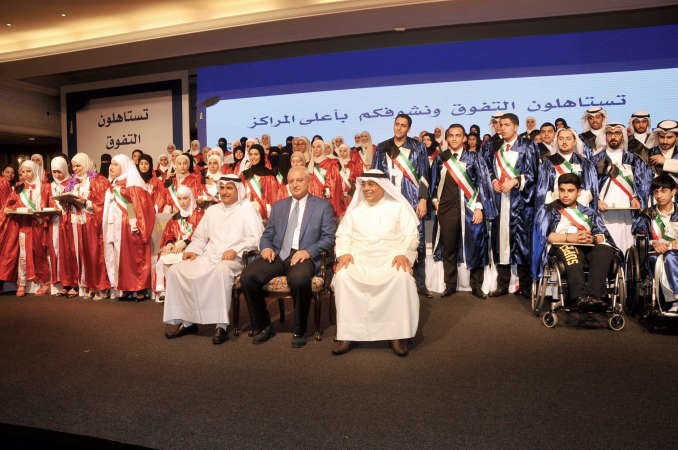 دبدر العيسى وعصام الصقر وفيصل مقصيد مع الطلاب والطالبات المتفوقين	محمد هاشم﻿