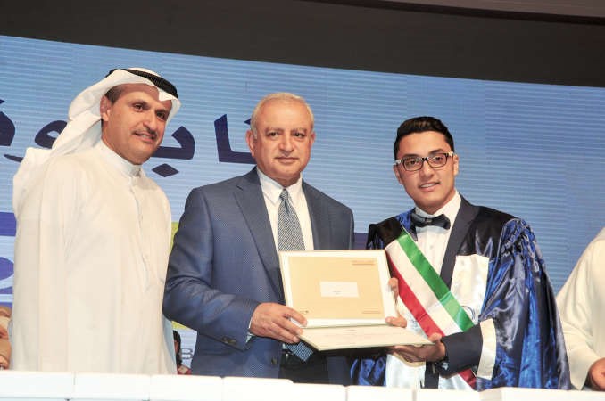 د بدر العيسى وعصام الصقر يكرمان الطالب الاول على الكويت احمد النجار﻿