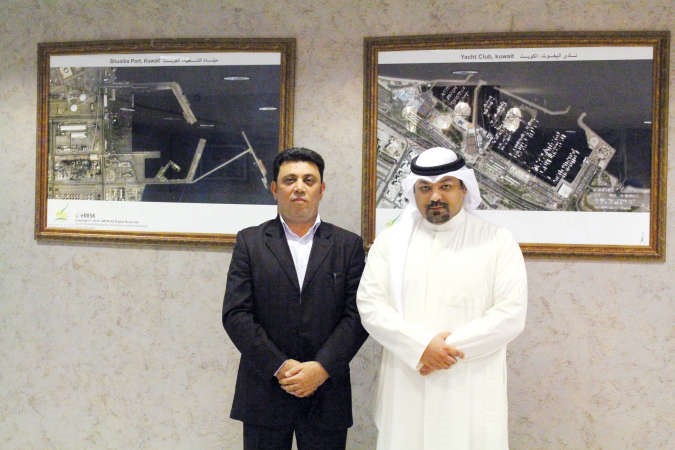 الشيخ يوسف العبدالله مع المدير التنفيذي لاتحاد شركات ووكلاء الملاحة الكويتية احمد عبدالمجيد عيد