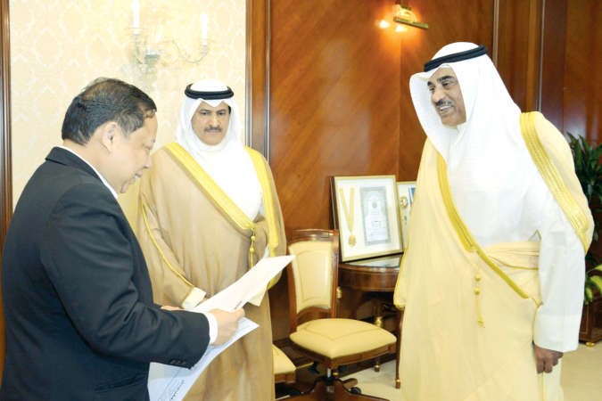 الشيخ صباح الخالد يتسلم اوراق اعتماد سفير الفلبين ريناتو اوفيلا