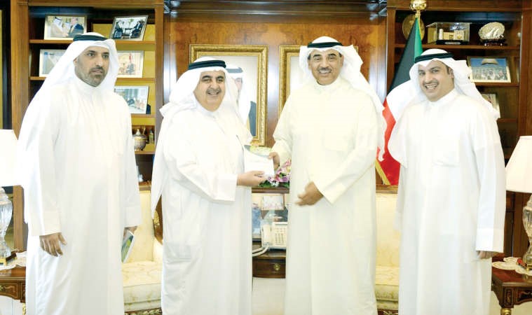 الشيخ صباح الخالد يتسلم الدليل الاقتصادي لوزارة الخارجية من السفير عادل العيار