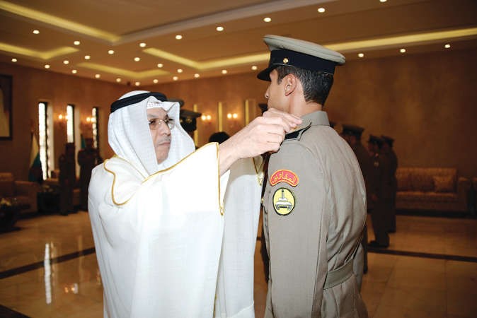 الشيخ خالد الجراح يقلد احد الضباط رتبته﻿