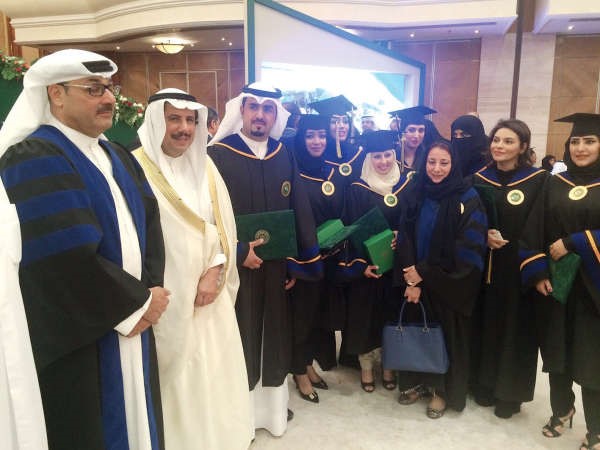 السفير الشيخ عزام الصباح خلال حضوره حفل تخريج الفوج 11 في جامعة الخليج