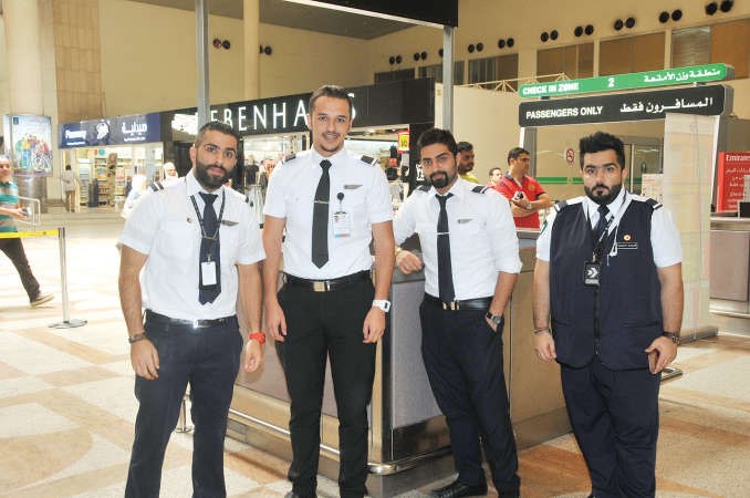 ضباط التسهيلات في المطار وجهود مشهودة في خدمة المسافرين﻿