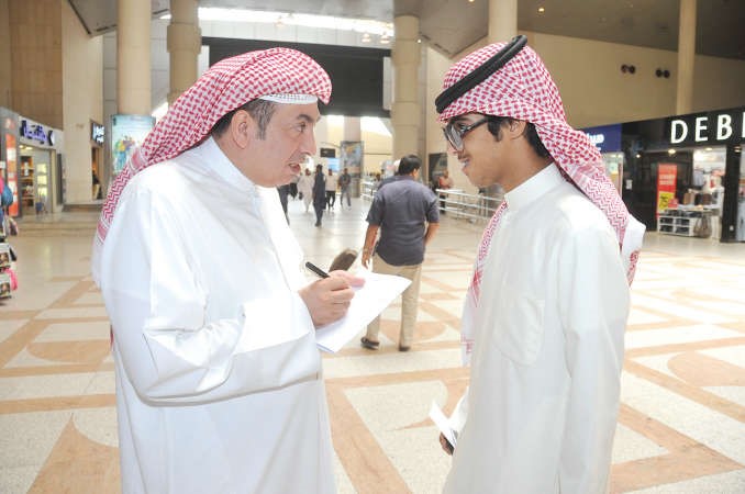 خالد عبدالهاديمتحدثا للزميل فرج ناصر﻿