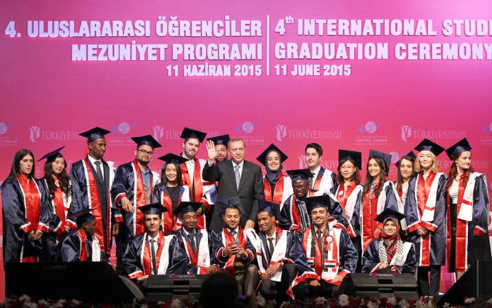 الرئيس التركي رجب طيب اردوغان في صورة جماعيةخلال حفل تخريج طلاب في انقرة امسافپ
