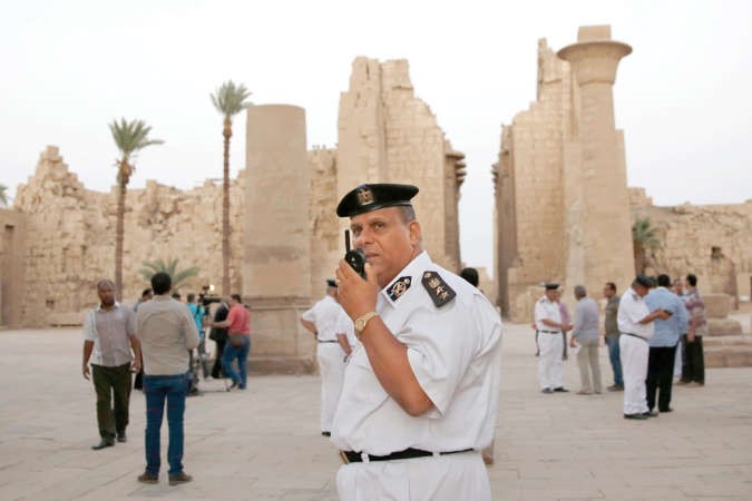جانب من التجهيزات الامنية امام معبد الكرنك في الاقصر امس الاول افپ