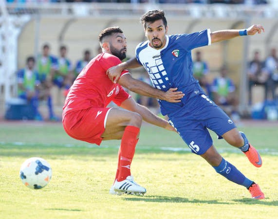 لاعب منتخبنا الوطني فيصل زايد يمر من لاعب لبناني الازرقكوم