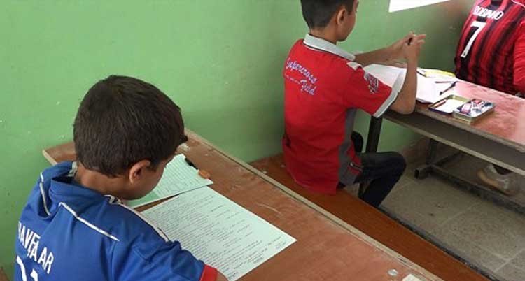 بالصور.. هكذا يشرف داعش على امتحانات الطلاب في الفلوجة