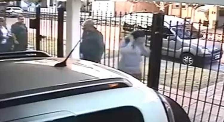 بالفيديو.. ردة فعل مذهلة لإمرأة تعرضت لمحاولة سرقة.. واللص يهرب مسرعاً
