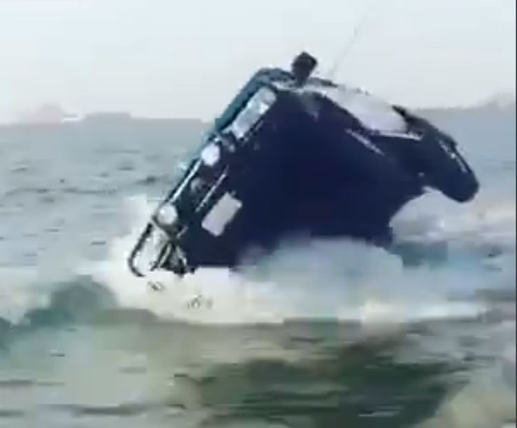بالفيديو.. جيب رباعي لخليجي يسير به بسرعه مدهشة على "تايرين" في عرض البحر