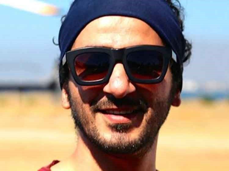 شاهد.. سيلفي احمد حلمي مع اطفال الشوارع من داخل سيارته تقسم معجبيه