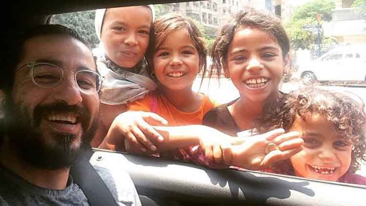 شاهد.. سيلفي احمد حلمي مع اطفال الشوارع من داخل سيارته تقسم معجبيه