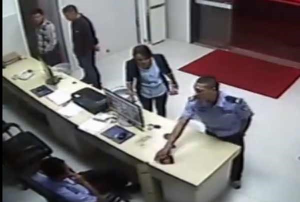 بالفيديو.. رجل ينتحل شخصية ضابط لإطلاق سراح صديقه من السجن