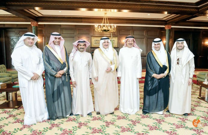 صاحب السمو الملكي الامير فهد بن سلطان بن عبدالعزيز متوسطا الفنان طارق العلي والشركة المنظمة للمهرجان﻿