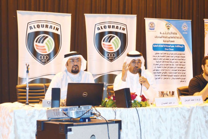 الرائد احمد الدويش يحاضر وعلى يمينه دعايد الحميدان﻿