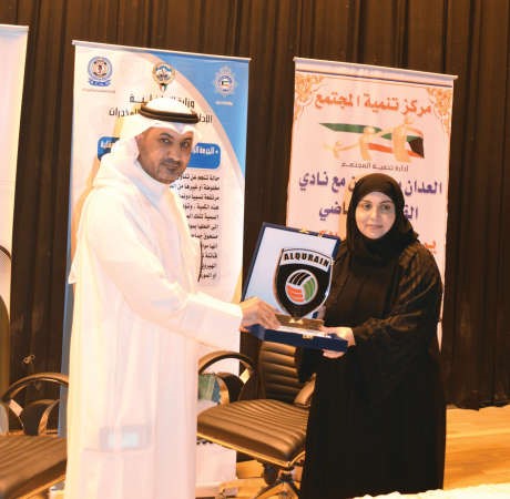 رئيس نادي القرين احمد الشريع يقدم درعا تذكارية الى غنيمة العلي رئيسة مركز التنمية في العدان﻿