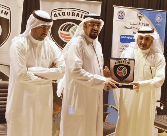الشريع يقدم درعا تذكارية للدكتور عايد بحضور الرائد الدويش﻿