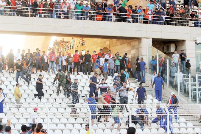 عدد من الجمهور اللبناني يحاولون الاعتداء على رابطة الازرق﻿