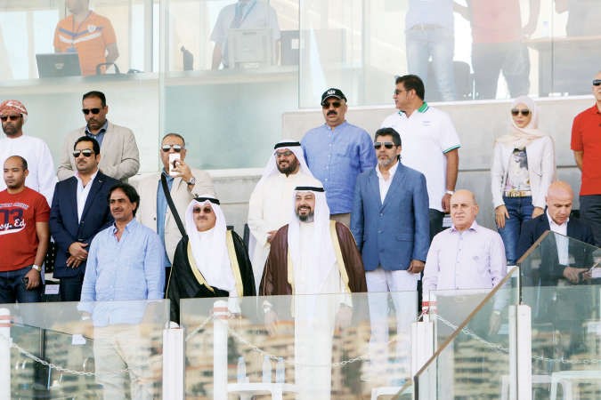 الشيخ دطلال الفهد يتوسط عددا من الشخصيات الرياضية﻿