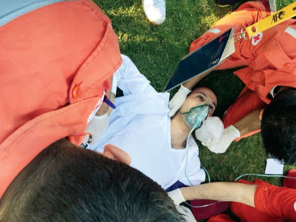 اسعافات اولية لمدير كرة اليد في القادسية فهد البكر بعد تعرضه للاصابة﻿