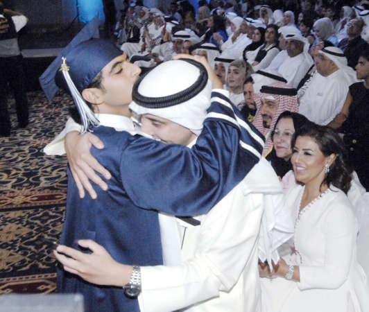 الشيخ محمد الاحمد مقبلا راس والده بعد التخرج ﻿