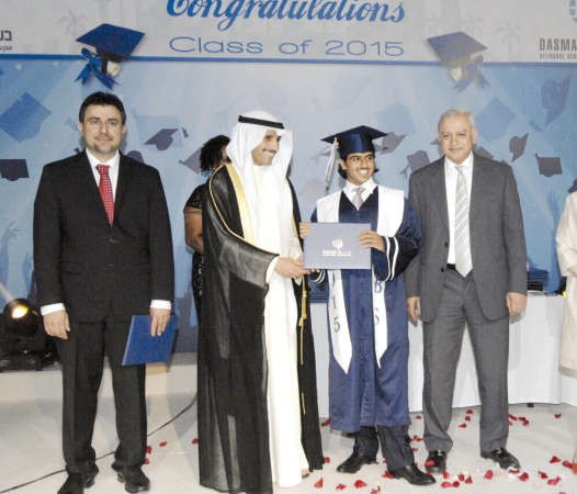 الشيخ محمد الاحمد يتسلم شهادته من رئيس مجلس الامة مرزوق الغانم وبحضور وزير التربية د بدر العيسى ﻿