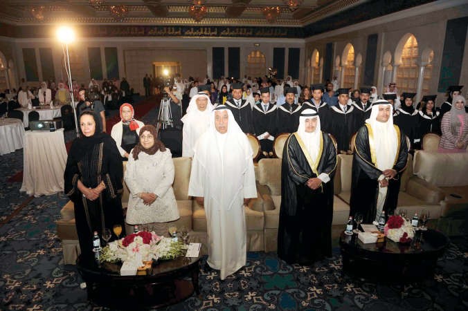 الشيخة لطيفة الفهد في مقدمة الحضور مع ادارة المدرسة وقوفا للسلام الوطني﻿