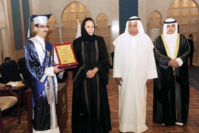 الشيخة لطيفة مكرمة احد المتفوقين﻿