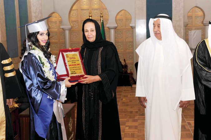 متفوقة تتسلم درعا تكريمية من الشيخة لطيفة﻿