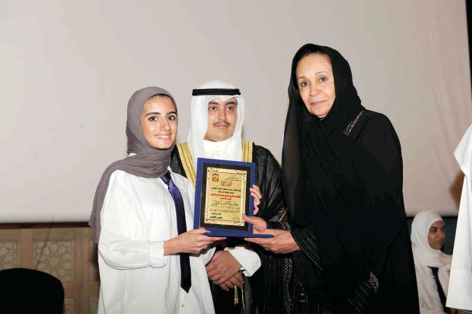  ودرع تكريمية تقديرا للتفوق﻿
