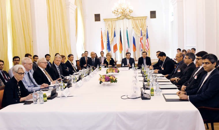 ممثلو ايران والقوى الست الكبرى خلال جولة محادثاتهم النووية في فيينا امس	افپ﻿
