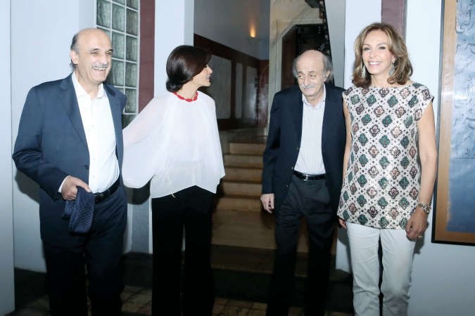  رئيس الحزب التقدمي الاشتراكي النائب وليد جنبلاط وزوجته السيدة نورا جنبلاط مستقبلا رئيس حزب القوات اللبنانية سمير جعجع وزوجته النائب ستريدا جعجع في دارة ال جنبلاط في كليمنصو							محمود الطويل﻿