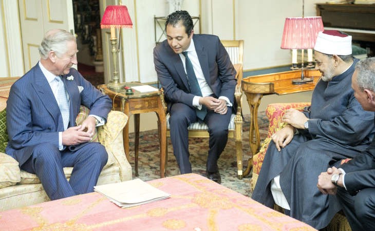 ولي العهد البريطاني الامير تشالز امير ويلز مستقبلا شيخ الازهر د احمد الطيب ورئيس اساقفة كانتربري في كلارنس هاوس في لندن امس الاول افپ