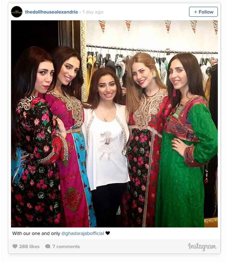 بالصور.. "عباءتا" ميرفت امين وابنتها منة تنالان رضا معجبيهما على مواقع التواصل