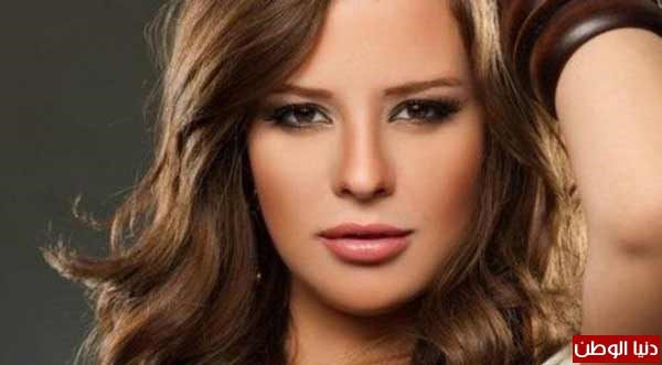بالصور.. إيمان العاصي تبهر جمهورها بفستان زفافها