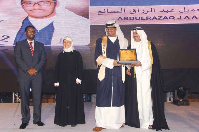 الشيخ دمحمد الصباح ونسيبة المطوع ومصطفى خليل يكرمون الخريج عبد الرزاق جميل الصانعهاني عبدالله