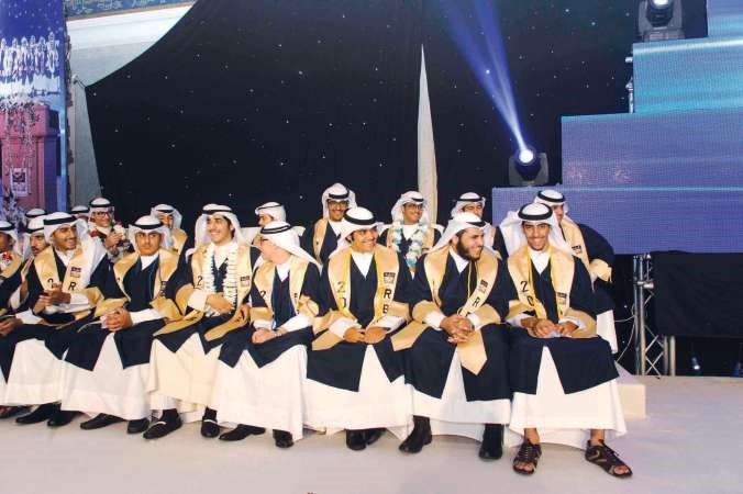 عدد من خريجي مدرسة الرؤية