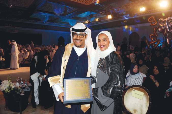 الخريج عبد الرزاق الصانع مع والدته 