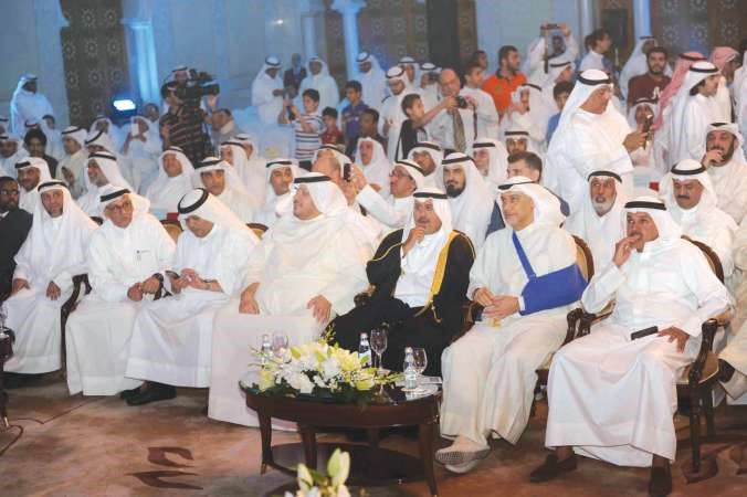 الشيخ دمحمد الصباح متوسطا الحضور 