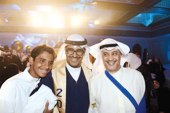 عبدالرزاق الصانع متوسطا والده جميل الصانع واخاه عبدالرحمن