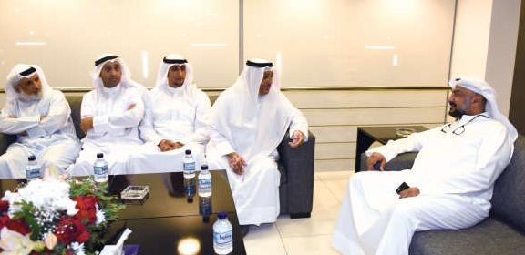 د نبيل الفيلكاوي والفنان ولد الديرة وابن اخيه مساعد والمخرج خالد الراشد ود عبدالله سهر في حديث جانبي﻿